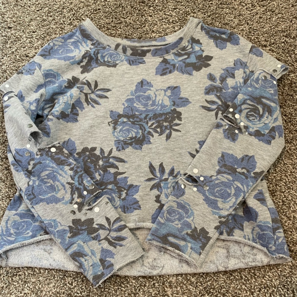 Crew neck with blue flowers and slits in the arms!